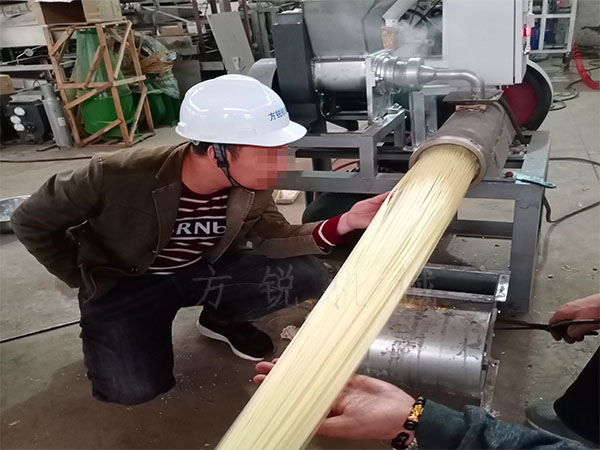 徐州客戶到廠選購全自動(dòng)朝鮮冷面機(jī)并進(jìn)行試機(jī)