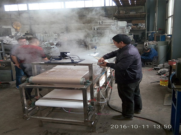 涼皮機(jī)試機(jī)現(xiàn)場