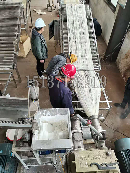 全自動(dòng)米線機(jī)試機(jī)現(xiàn)場(chǎng) 全自動(dòng)米線機(jī)試機(jī)現(xiàn)場(chǎng)